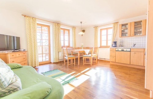 Attersee Apartment | Family-Friendly Glockenblume - Weslhof with Kitchen Access
