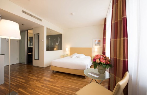 Old Town Hotel | Stylish Glockenhof Zürich: 4-Star Stay with Spa & Dining