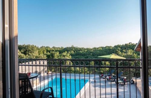 Pinezici Villa | Relaxing Retreat at Gloria: Family-Friendly with Pool Access