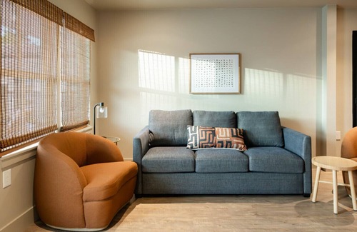Brazos Hotel | Gloria Inn-5 minutes from Baylor and 2 Blocks to Magnolia