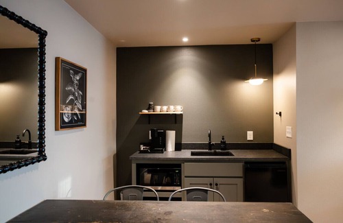 Brazos Hotel | Gloria Inn-5 minutes from Baylor and 2 Blocks to Magnolia