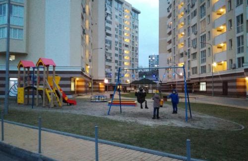 Shevchenkivs'kyi District Apartment | Exceptional Gloria Park Apartment: Child-Friendly Retreat