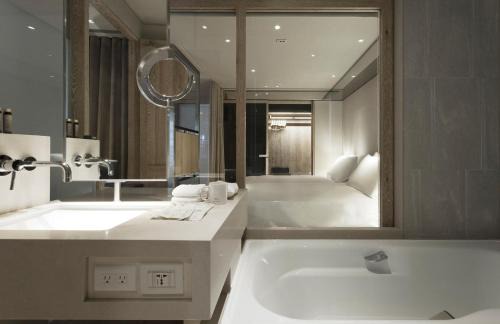 Zhongshan Apartment | Discover Gloria Residence: Family-Friendly with a Pool
