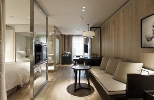 Zhongshan Apartment | Discover Gloria Residence: Family-Friendly with a Pool