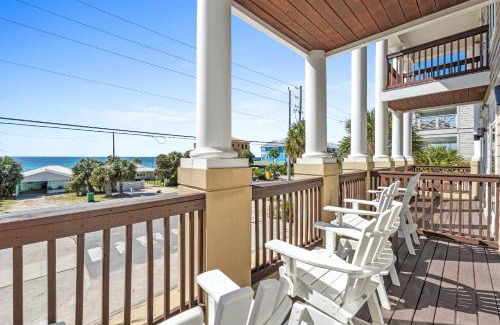 Kiska Beach House | Relax at Glory Daze Beach House - 4-Star with Pool & Breakfast