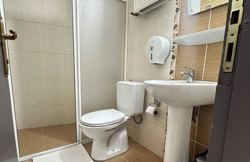 Karesi Hotel | Discover GLR OTEL: Family-Friendly with Kitchen & Breakfast