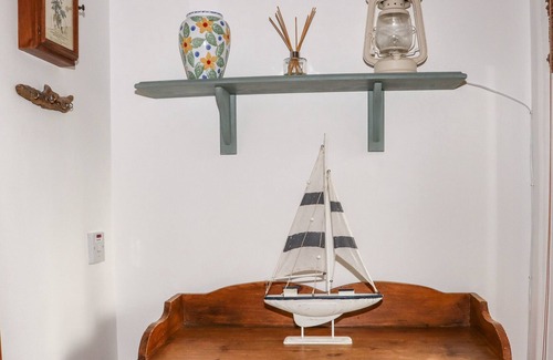 Newquay House | GLUVIAS, pet friendly, character holiday cottage in Quintrell Downs