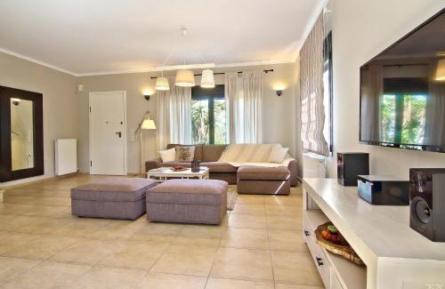 Elliniko House | Glyfada Seaside Residence: Ocean View & Child-Friendly Retreat
