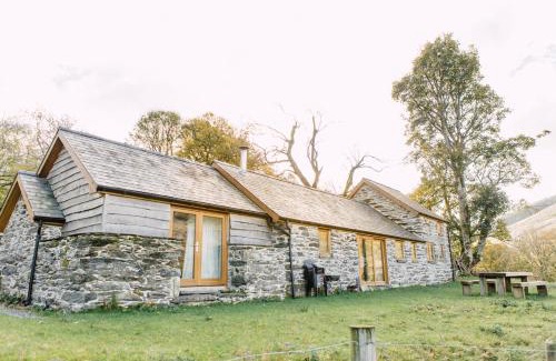 Bala House | Glyn Mawr Barn: Pet-Friendly Retreat with 9.6/10 Rating