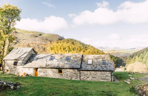 Bala House | Glyn Mawr Barn: Pet-Friendly Retreat with 9.6/10 Rating