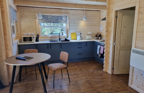 Cowbridge Cottage | Glyndwr Vineyard: Pet-Friendly Retreat with Breakfast Included