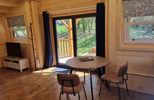 Cowbridge Cottage | Glyndwr Vineyard: Pet-Friendly Retreat with Breakfast Included