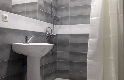 Vake House | Gnt Plus: Family-Friendly Stay with Breakfast & Kitchen