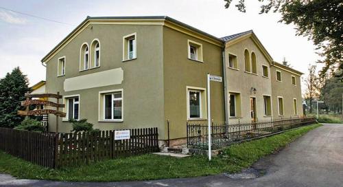 Czerniawa-Zdroj Apartment | Guest Rated: Gościniec Pod Bukiem - Family-Friendly Retreat