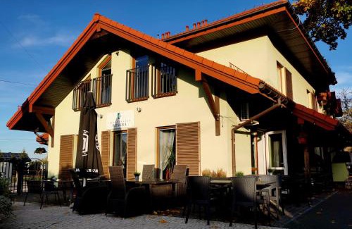 Podzamcze Hotel | Pet-Friendly Gościniec pod Lilijką with Breakfast Included