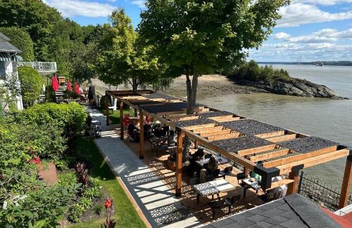 Ste Petronille Hotel | Oceanfront Escape at Goéliche Hotel and Apartments
