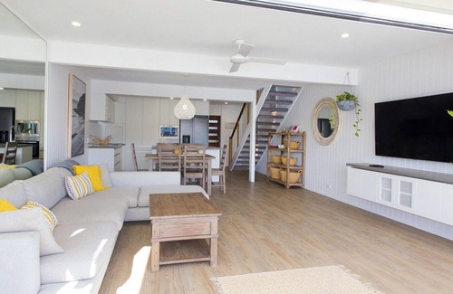 Noosaville House | Experience Oceanfront Bliss: Swim or Fish Anytime