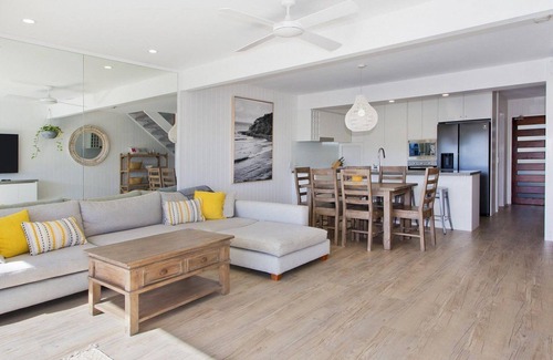 Noosaville House | Experience Oceanfront Bliss: Swim or Fish Anytime