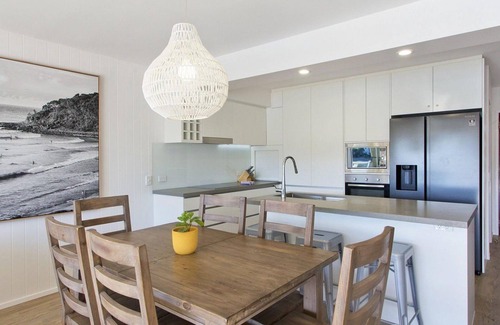 Noosaville House | Experience Oceanfront Bliss: Swim or Fish Anytime