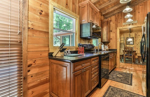 Walnut Mountain Cabin | Relaxing Creekfront Retreat: 9.8 Rated with Spa & Pool