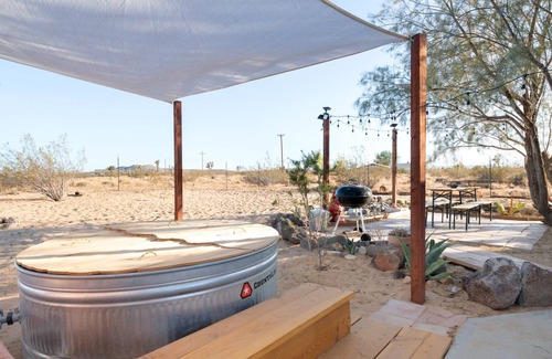 Landers House | 🌵Goat House - Cozy Space To Enjoy The Desert w/Hammocks, BBQ & A Sky Full of Stars!🌵