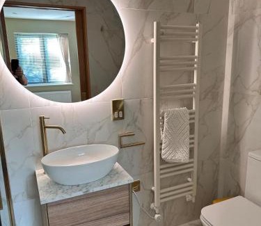 Findon House | Pet-Friendly Goatchers Cottage & Studio with Ocean Views