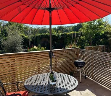 Findon House | Pet-Friendly Goatchers Cottage & Studio with Ocean Views