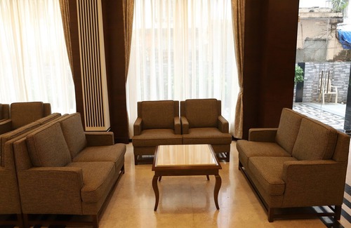 Khar Hotel | Discover Gobinddham: Family-Friendly with Spa & Dining