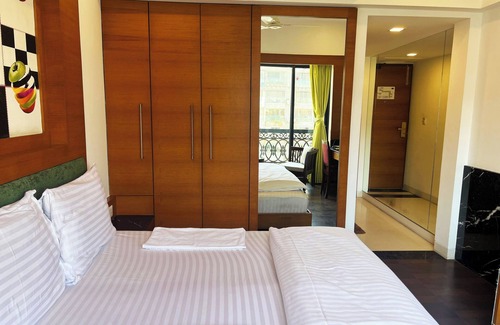 Khar Hotel | Discover Gobinddham: Family-Friendly with Spa & Dining