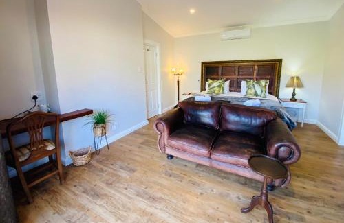 Edgemead House | Cozy Goblin's Mead: Poolside Retreat with Kitchen Access