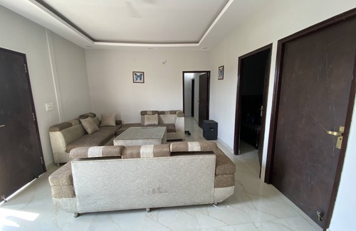 Noida Resort | Vansh Farm: 4BHK Villa with Pool & Spa Retreat