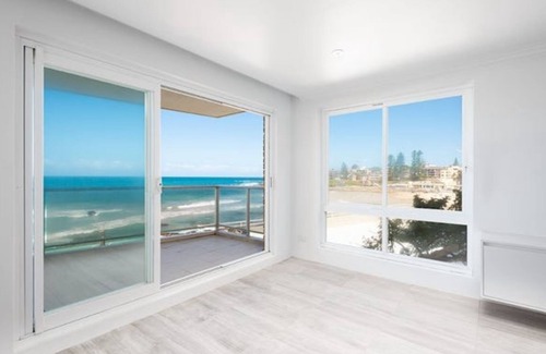 Cronulla Apartment | Unforgettable Oceanfront Retreat with Direct Beach Access