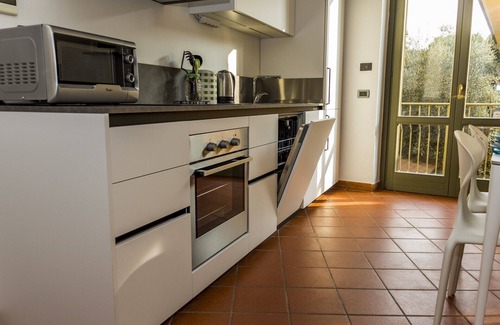 Desenzano del Garda Apartment | Cozy Goccia di Lago Apartment with Kitchen & Breakfast