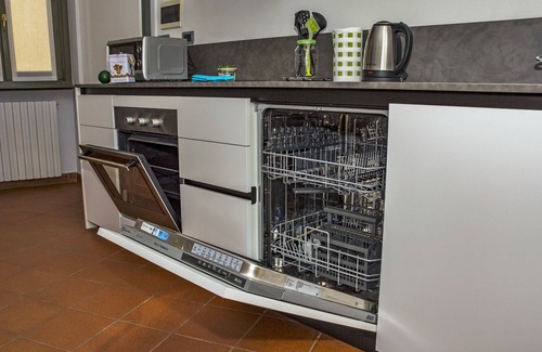 Desenzano del Garda Apartment | Cozy Goccia di Lago Apartment with Kitchen & Breakfast