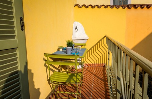 Desenzano del Garda Apartment | Cozy Goccia di Lago Apartment with Kitchen & Breakfast