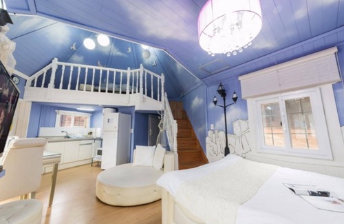 Gochang House | Gochang Cozy Theme Pension: Family-Friendly Retreat with Pool