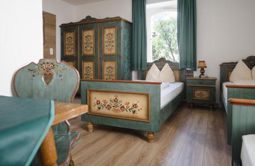 Altotting House | Family-Friendly Gockerlwirt & PilgerPension with Dining Options