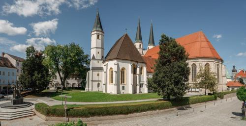 Altotting House | Family-Friendly Gockerlwirt & PilgerPension with Dining Options