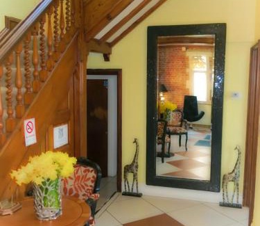Chilworth House | Cozy Godalming Hotel Guest House with Hot Tub & Breakfast