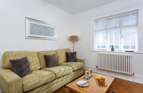 The Lizard House | Inviting Godrevy: Family & Pet Friendly Retreat Awaits