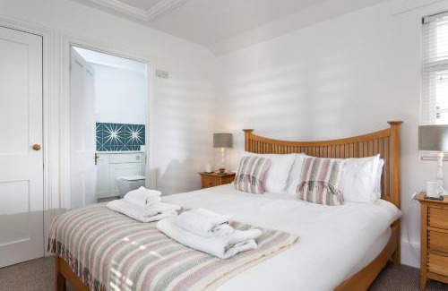 The Lizard House | Inviting Godrevy: Family & Pet Friendly Retreat Awaits