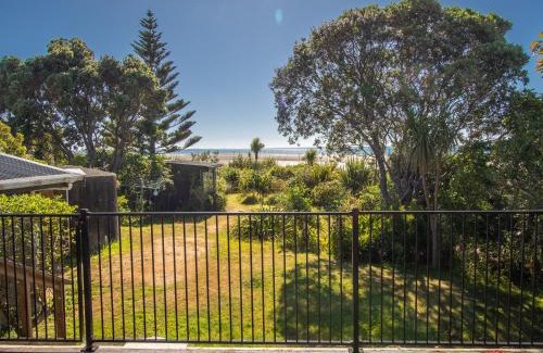 Pakawau House | Beachfront Godwit Cottage – Rated 10/10, Family & Pet Friendly