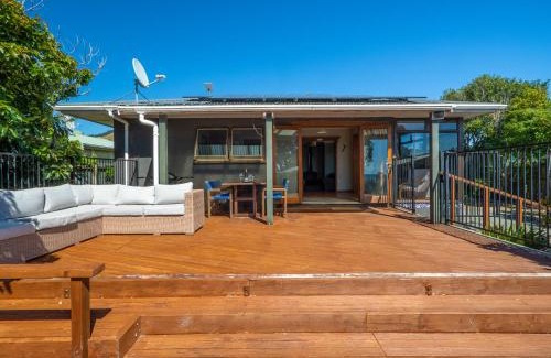Pakawau House | Beachfront Godwit Cottage – Rated 10/10, Family & Pet Friendly