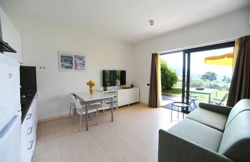 Malcesine House | Goethe Hotel: Oceanfront Comfort with Spa & Pool Access