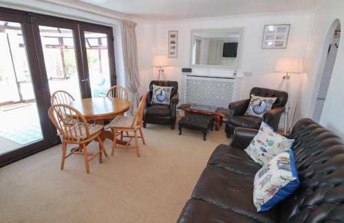 Llandanwg House | Pet-Friendly Getaway at Goetra - Rated 10/10 by Guests