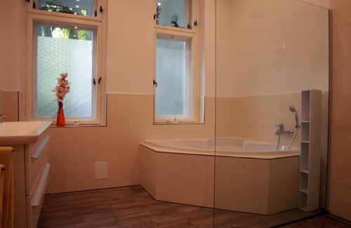 Gohlis-Mitte Apartment | Charming Gohliser Stadtwohnung: Family-Friendly Retreat