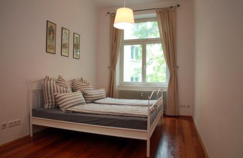 Gohlis-Mitte Apartment | Charming Gohliser Stadtwohnung: Family-Friendly Retreat