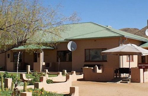 Grunau Cabin | Inviting Goibib Mountain Lodge: Family-Friendly Getaway