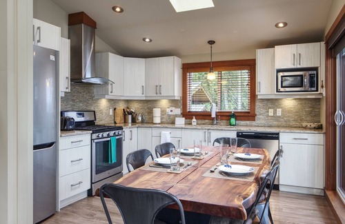 Port Renfrew Cottage | Coastal Retreat for 6: Pet Friendly & Oceanfront Stay