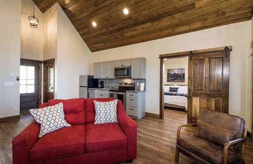 Lakeside Cabin | Going to the Sun at Elk Ridge Village cabin 401C with views of Flathead Lake & 🏔️